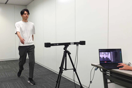 三脚に取り付けたAB Camの前を歩いて計測する様子